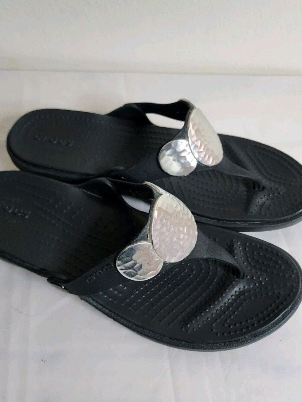 Crocs Sanrah Women’s Metal Silver Hammered Flip Flop Black Wedge Sandals Size 10 - Picture 3 of 9